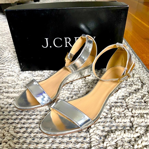 J Crew Lillian Mirror Metallic Low Wedges
Size 7.5
In good condition